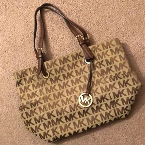 BRAND NEW Michael Kors purse (never used)